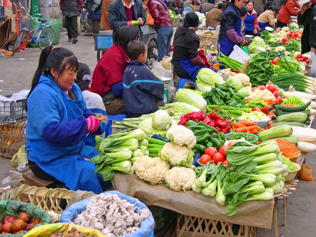 shutterstock_136681019 women selling vegetables tibet