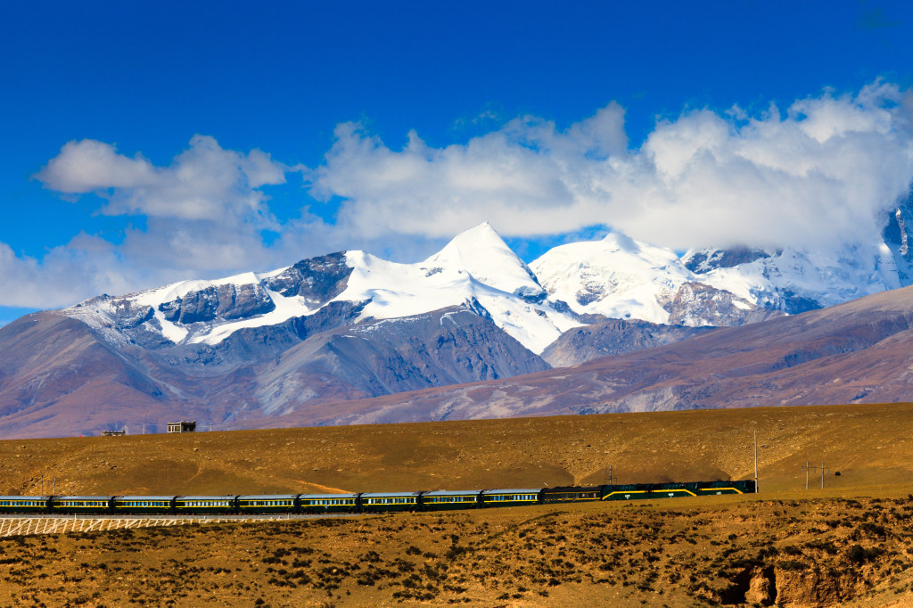shutterstock_140478940 tibet qinghai-tibet railway