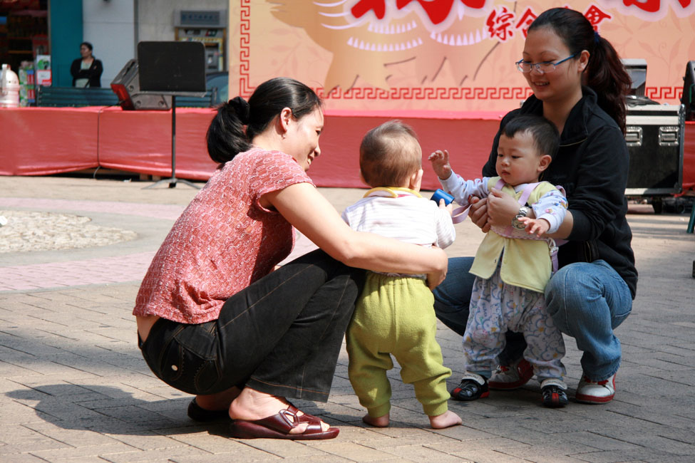 shutterstock_9654328 Macau, 2 kids with their moms