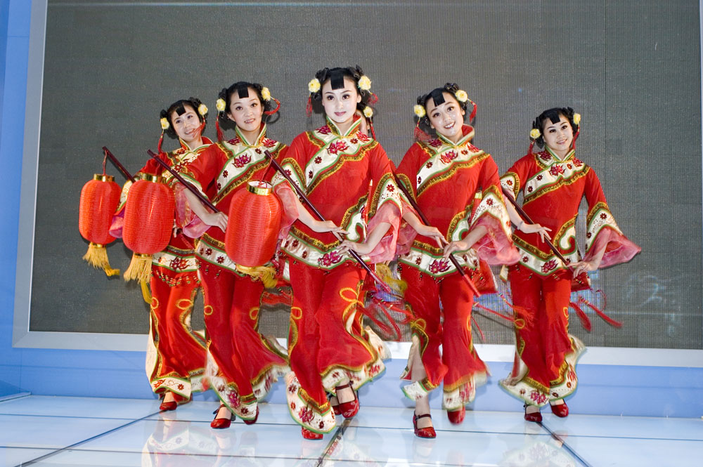 shutterstock_31939174 Guandong 19-5-2013, Dancers from Shanxi province in colorful costumes at China Cultural Industries Fair May 18, 2009 in Shenzhen, China.