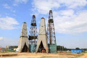shutterstock_128975951 Hebei, Drilling derrick in MaCheng iron mine on July 12, 2012, Luannan County